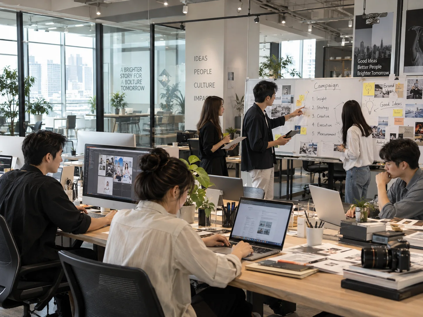 廣告團隊在工作室共同討論企劃的情境示意圖